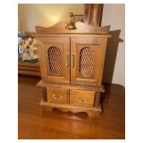 Musical jewelry box, floral decorated jewelry