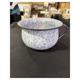 Porcelain enamel chamber pot with blue and