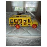 Fisher Price Toys bus with little peopel