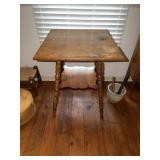 Victorian spindle leg parlor table 23.5 X 23.5