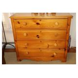 Pine 4 drawer dresser with key 39' x 17' x 34'
