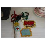 Lot - 2 ACME whistles (England), 3 patches (Stifle