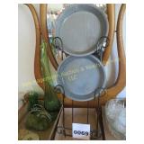 Metal Plate Holder & 2 Enamel Plates