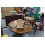 Round Clawfoot Table- 2 Leaves & 1 Chair