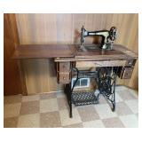 SINGER TREADLE SEWING MACHINE