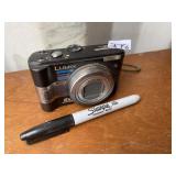 DIGITAL CAMERA