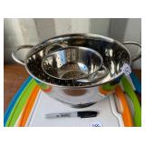 2 METAL STRAINERS