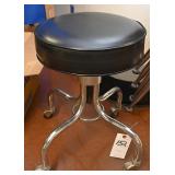 Rolling stool on castors