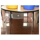 Round classroom table w/ adjustable legs