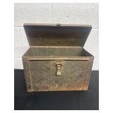 Old military 13ï¿½x8ï¿½x6ï¿½ ammo can with cloth handle