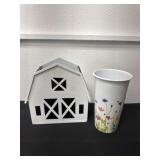 9ï¿½ vase and 10ï¿½ metal barn