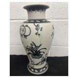 Decortive 14ï¿½ porcelain vase
