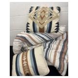 Comfoter with 2 throw pillows
