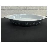 vintage Pyrex 1.5-quart oval divided casserole