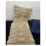 Body pillow and knee pillow
