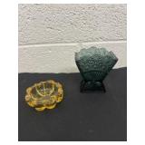 4ï¿½ and 2ï¿½ vintage green glass fan vase and ash
