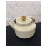 beige enameled  Kettle
