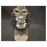 Size 7 black and white cameo ring features a