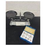 mechanical balancing scale With weights