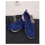 Brunswick size 10 tennis shoe with a bag