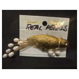 vintage-style gold-tone bird brooch features