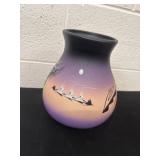 9ï¿½ Navajo-style pottery vase