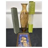 2 large vases with pastry mat and artwork