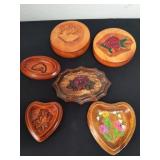 We wooden pictures and boxes with lid