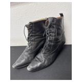 Size 10 vintage leather black boots  soft