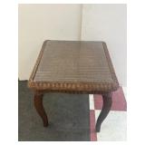 22x18x18 wicker side table with glass top