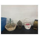 Tote of Misc Decor Wicker Backers, Vase and Heart