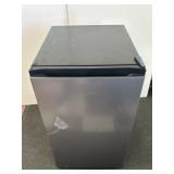 New 33x18.5x22 Mini Fridge Hisense