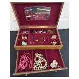 12ï¿½x7ï¿½x4ï¿½ jewlery box with jewlery