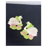 Two 4ï¿½ vintage chalkware swans