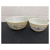 8.5ï¿½ and 7ï¿½ vintage Pyrex Homestead nesting