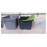 2 storage tubs with lids, 2 w/out lids