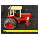 INTERNATIONAL - 1586 TOY TRACTOR