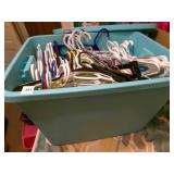 Tote w/ lid and hangers