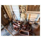 Assorted pots, yard dï¿½cor, baskets