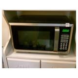 Hamilton Beach Microwave 1350Watt powers on