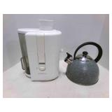 Hometrends Juicer-Powers on, Gray Spec Tea pot