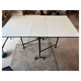 FOLDING TABLE