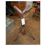 Adjustable pipe stand