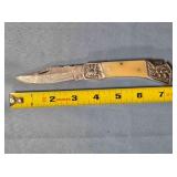 Lockback knife w/jimping on spine. Damascus steel.