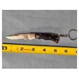 Lockback folding keychain knife w/jimping on spine