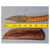 Drop point blade knife w/spine jimping.
