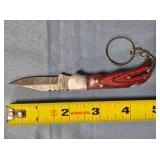 Lockback folding knife.  Jimping on spine.