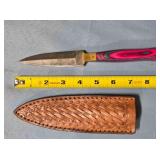 Spear point knife. Wood handle. Damascus steel.