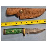 Clip point hunting knife w/jimping on spine.