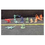 Assorted small toy figures; Soldiers, Indians